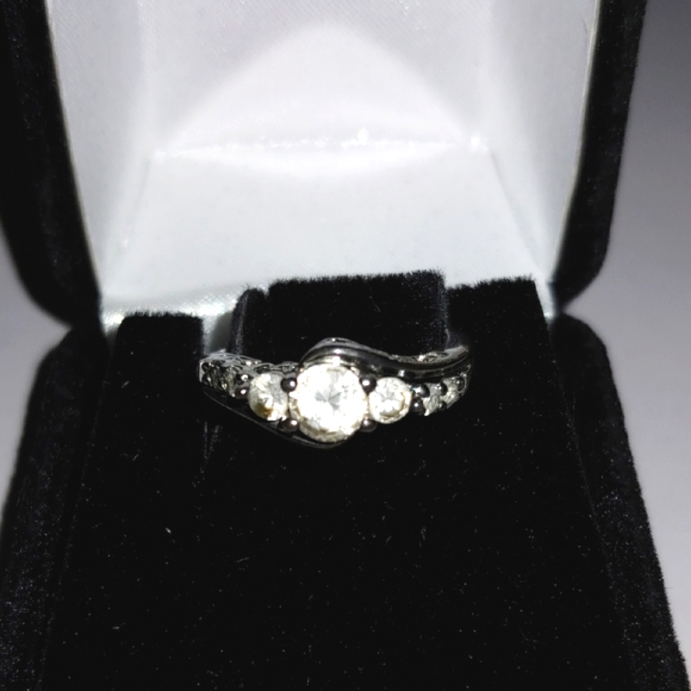 Elegant Women's Silver Ring with 7 White Sapphire Stones Size 5.5